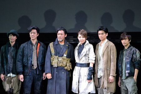 左から、海宝直人、吉野圭吾、横田栄司、柚希礼音、渡辺大輔、平間壮一