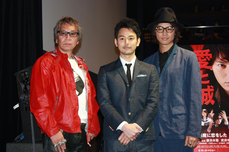 『愛と誠』試写イベントに登場した(写真左から)三池崇史監督、妻夫木聡、斎藤工
