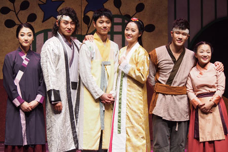 左から、チェ・ジョンファ(鼓手)、オ・デファン、チョン・ソンウ、ユン・チョウォン、ユク・ヒョンウク、キム・ヘジョン(ソンファ姫のお付、スニ役)