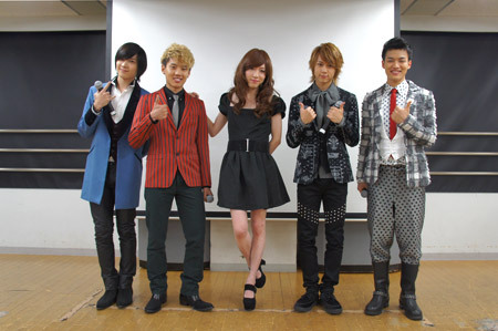 ミュージックビデオのフルバージョン試写会を行ったSHU-I 　左からチャンヒョン、ミンホ、ヒョンジュン、インソク、ジンソク