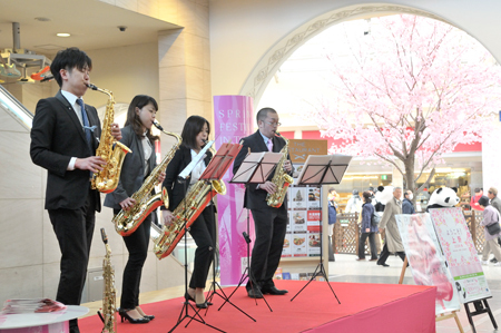 2013年公演「桜の街の音楽会」　(c)堀田力丸