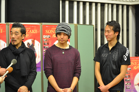 左から、宇崎竜童、三浦祐太朗、佐藤浩希