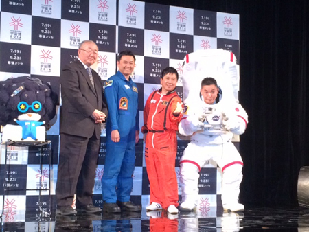 左から、的川泰宣JAXA名誉教授、星出彰彦JAXA宇宙飛行士、田中裕二、太田光