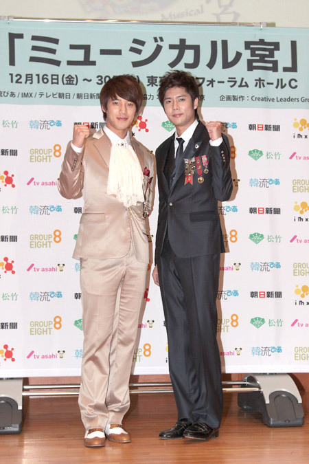 皇太子イ・シン役をWキャストで演じるふたり　左からソンモ(超新星)、キュジョン(SS501)