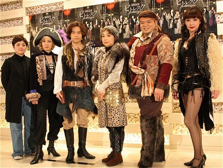 会見より。左から、小林香（作・演出）、保坂知寿、中川晃教、クミコ、岡本知高、彩輝なお