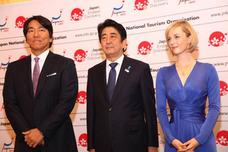 （写真左から）松井秀喜、安倍晋三首相、シャーロット・ケイト・フォックス （C）JNTO