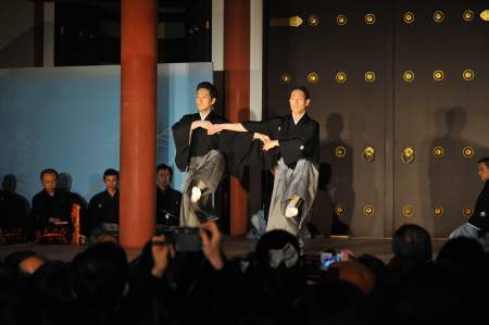 奉納舞踊『清元三社祭』写真左より　七之助、勘九郎