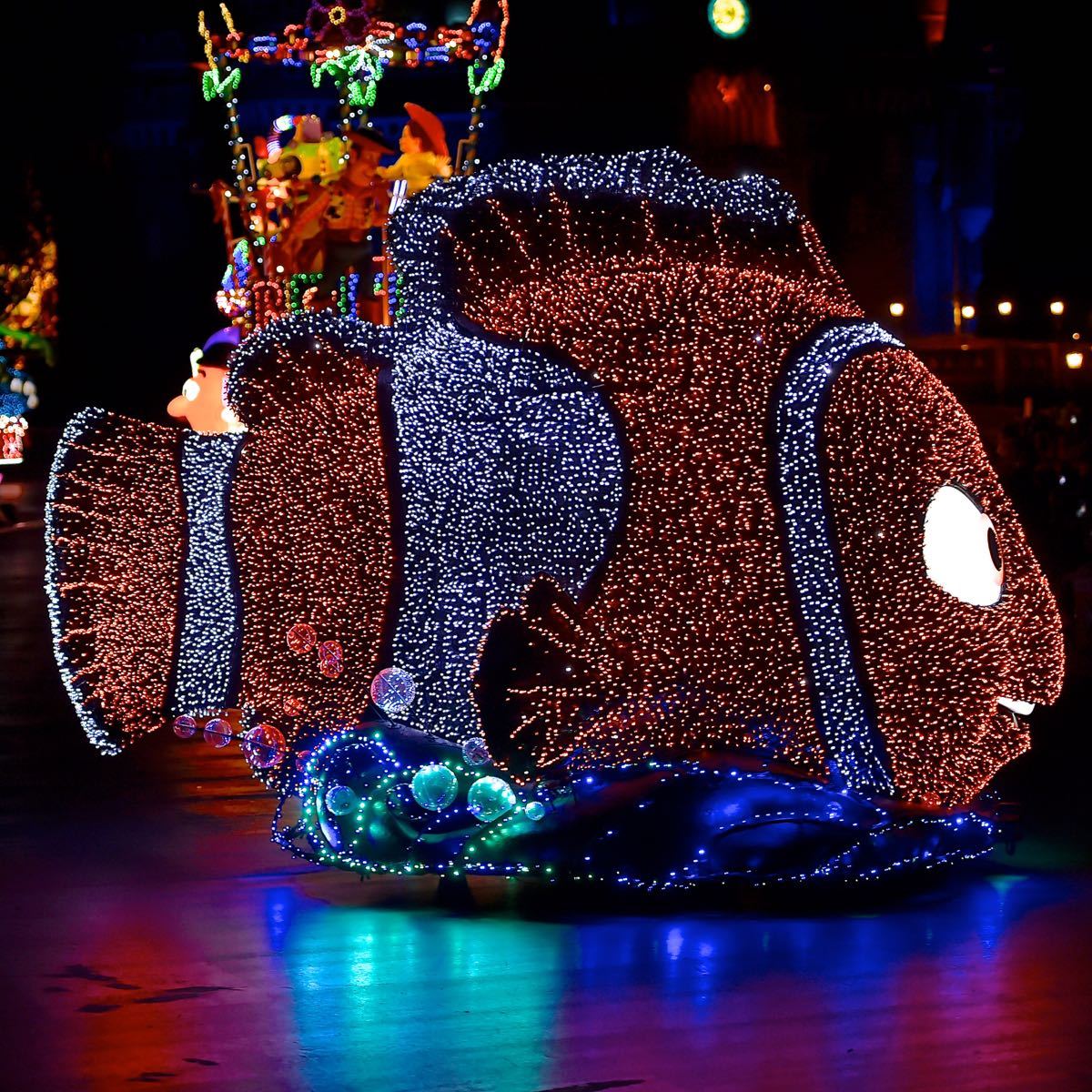 TDL】新「エレクトリカルパレード」リニューアル後初のクリスマス限定