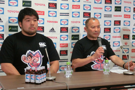 写真左より、畠山健介日本代表主将、エディー・ジョーンズ日本代表ヘッドコーチ