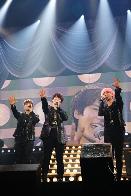 SUPER JUNIOR-K.R.Y.兵庫公演の様子　左からリョウク、キュヒョン、イェソン