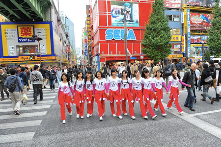 東京パフォーマンスドール、秋葉原の街を練り歩きゲリラ宣伝活動