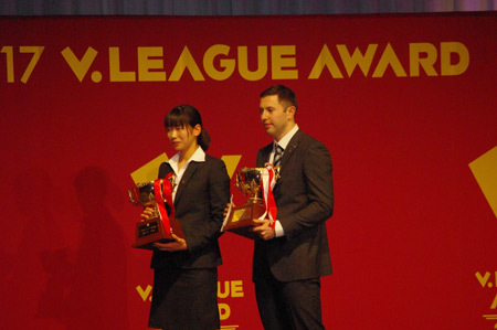 (写真左より)2016/17V・プレミアリーグのMVPを受賞した古賀紗理那(NECレッドロケッツ)、ジョルジェフ，ニコラ(東レアローズ)