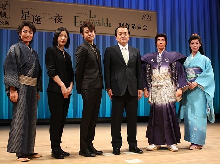 左から　望海風斗、上田久美子（演出）、齋藤吉正（演出）、小川友次理事長、早霧せいな、咲妃みゆ