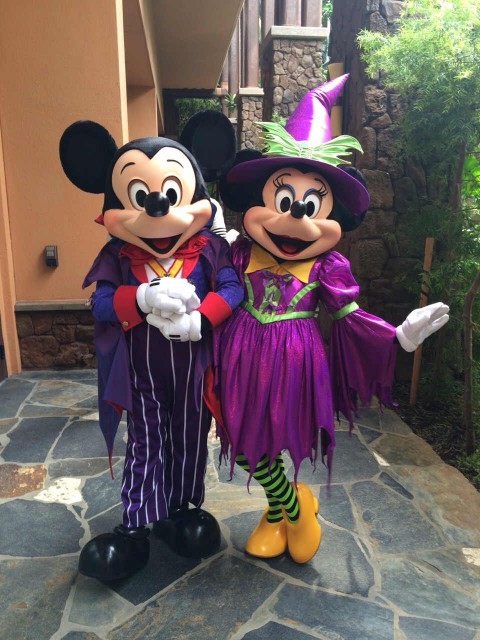 ハワイでディズニー】特別コスチュームのディズニーキャラと過ごす