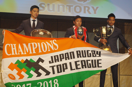 (写真左より)連覇を達成したサントリーの沢木敬介監督、流大主将、MVPの松島幸太朗