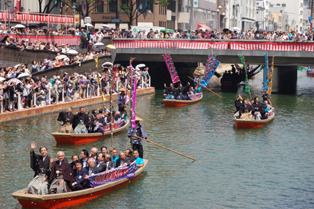 歌舞伎俳優が博多川で「船乗り込み」