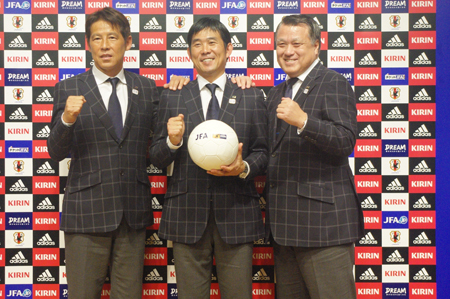 (写真左より)日本サッカー協会・西野朗技術委員長、森保一監督、田嶋幸三会長
