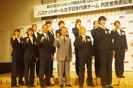 川淵三郎会長、内海知秀ヘッドコーチとバスケットボール女子日本代表チーム