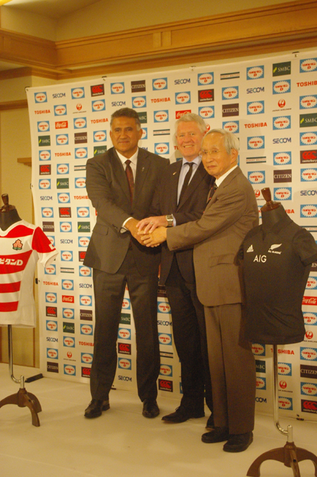 (写真左より)ジェイミー・ジョセフ日本代表ヘッドコーチ、スティーブ・チュー ニュージーランドラグビー協会CEO、岡村正日本ラグビーフットボール協会会長