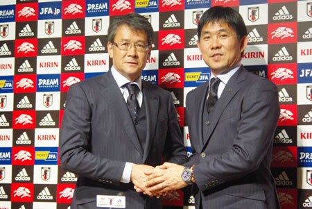 (写真左より)日本サッカー協会・関塚隆技術委員長、森保一日本代表監督