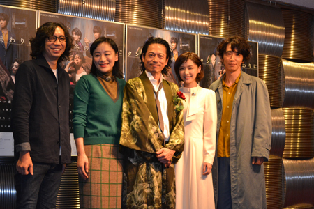 会見の模様　（左から）演出の行定勲、キャストの神野三鈴、三上博史、倉科カナ、ユースケ・サンタマリア
