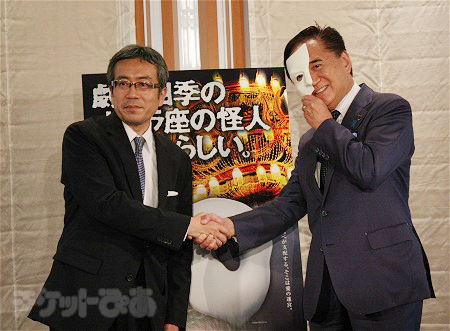左から、劇団四季の吉田智誉樹代表取締役社長、黒岩祐治神奈川県知事