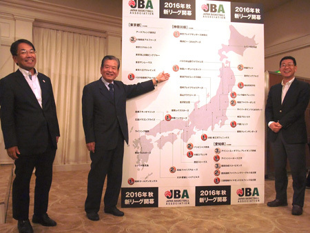 写真左から、一般社団法人ジャパン・プロフェッショナル・バスケットボールリーグ 境田正樹理事、川淵三郎チェアマン、大河正明理事