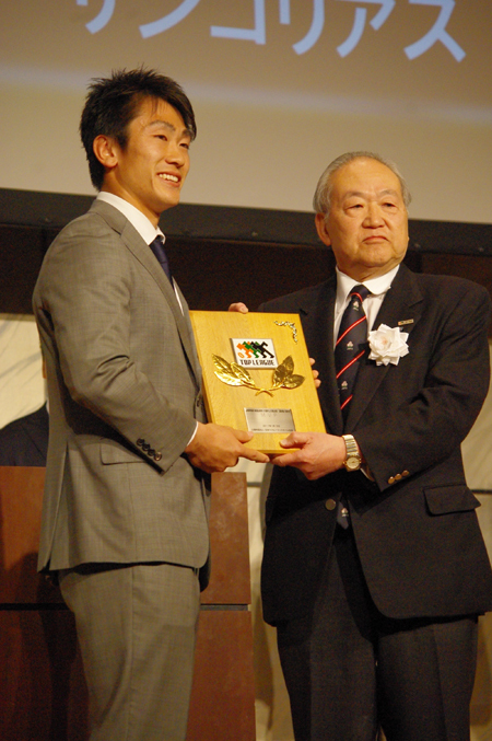 (写真左より)MVPを受賞した中鶴隆彰(サントリー)、プレゼンターの高島正之チェアマン