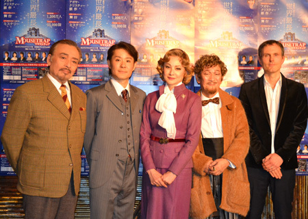 左から、横内正、森宮隆、夏樹陽子、小松政夫、ジェイスン・アーカリ