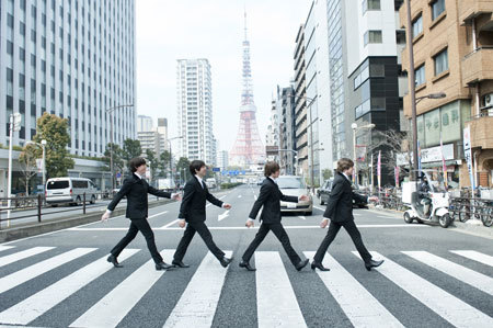 東京タワーをバックに『アビイ・ロード』のジャケット写真の再現をするThe Fab Four