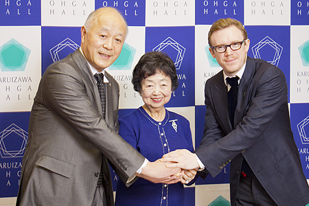 写真左から：藤巻進(軽井沢大賀ホール理事長)、大賀緑夫人、ダニエル・ハーディング　(c)K.Miura
