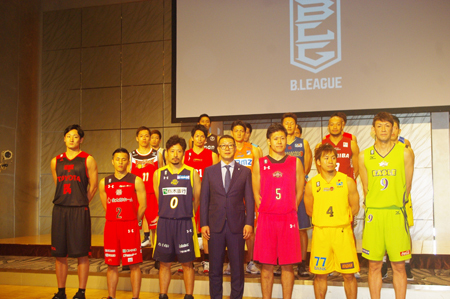 B.LEAGUE TIP OFF カンファレンスに出席した大河正明チェアマンとB1の選手18名