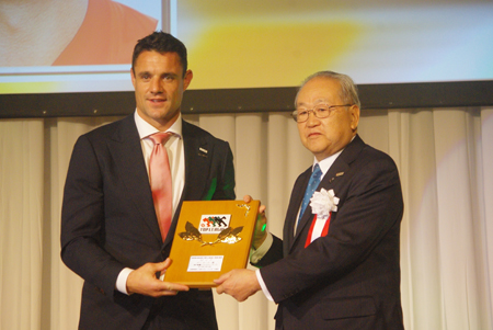 (写真左より)トップリーグMVPを受賞したダン・カーター(神戸製鋼コベルコスティーラーズ)、トップリーグ・高島正之チェアマン