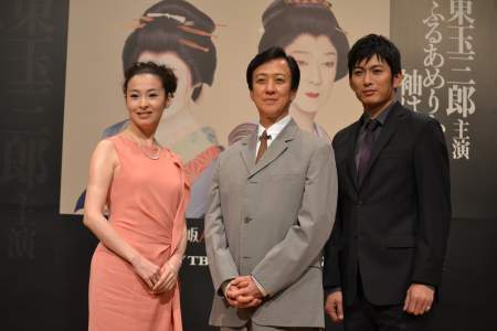 『ふるあめりかに袖はぬらさじ』の出演者　左から檀れい、坂東玉三郎、松田悟志