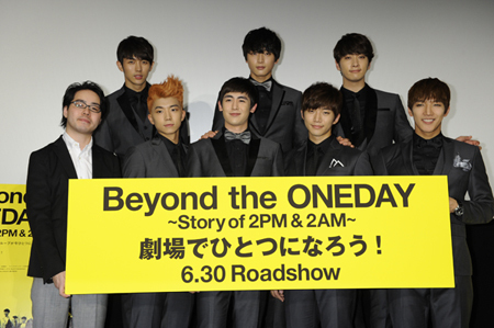 (手前左から）大道省一監督、2PMのウヨン、ニックン、ジュノ、ジュンス、（奥左から）2AMのスロン、ジヌン、2PMのチャンソン