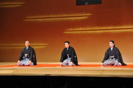 『日生劇場　十二月歌舞伎公演』中央：市川染五郎、右：尾上松緑、左：市川海老蔵
