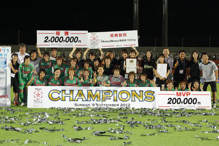3-2でINAC神戸レオネッサを下し、『プレナスなでしこリーグカップ2012 powered by クリクラ』で3連覇を達成した日テレ・ベレーザ