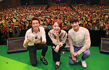 韓国ドラマ『花ざかりの君たちへ』のイベントに登場したキャスト　左からイ・ヒョヌ、ｆ(x)ソルリ、SHINeeミンホ