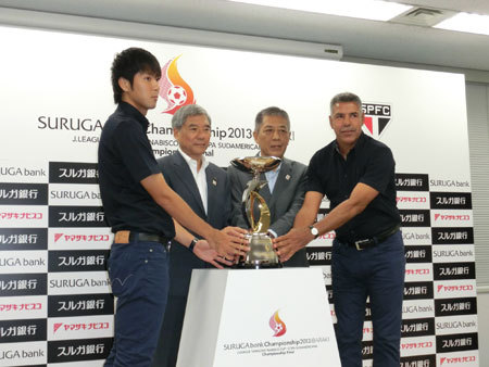 写真左より、山村和也、大仁邦彌日本サッカー協会会長、岡野光喜スルガ銀行代表取締役社長兼CEO、トニーニョ・セレーゾ監督