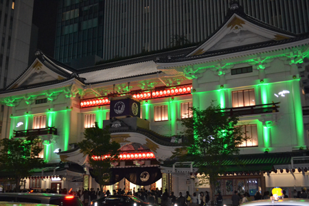 夜の歌舞伎座をライトアップ
