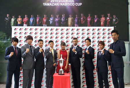 ドローに参加した8人とJリーグ女子マネージャー・佐藤美希(写真中央)