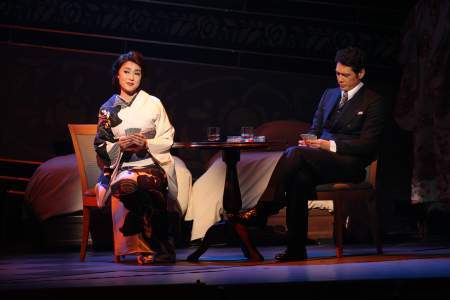 『黒蜥蜴』舞台より　(左：浅野ゆう子、右：加藤雅也)