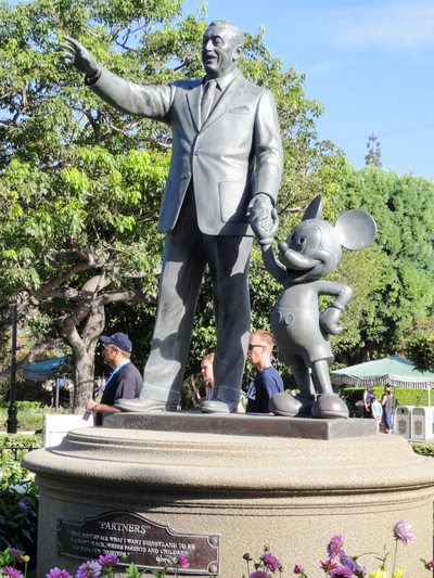 Tdl パートナーズ像 にまつわる3つの物語 シンデレラ城を背に立つウォルト ディズニーとミッキーマウスの銅像 1 4 ディズニー特集 ウレぴあ総研