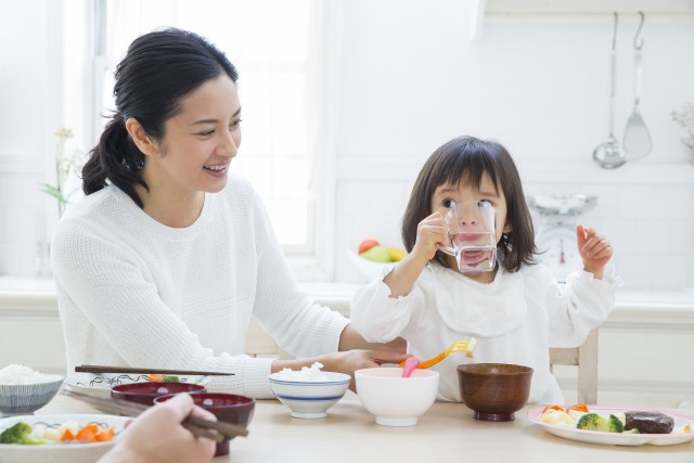 子どもがちっとも食事に集中しない 見直したい原因4つと対処法 1 2 ハピママ