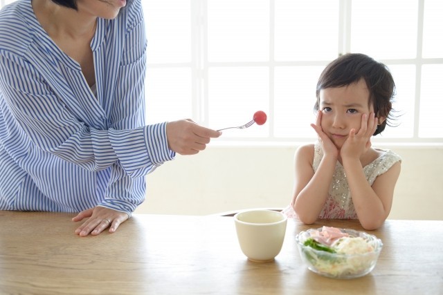 しつけ 遊び食べ を止めさせる方法 食べ物をおもちゃにするのは理由があった 2 2 ハピママ