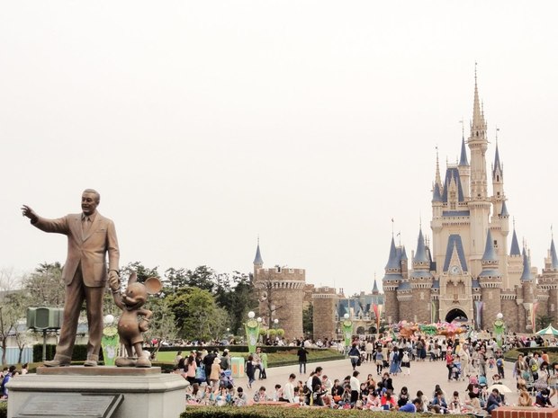 Tdl パートナーズ像 にまつわる3つの物語 シンデレラ城を背に立つウォルト ディズニーとミッキーマウスの銅像 2 4 ディズニー特集 ウレぴあ総研