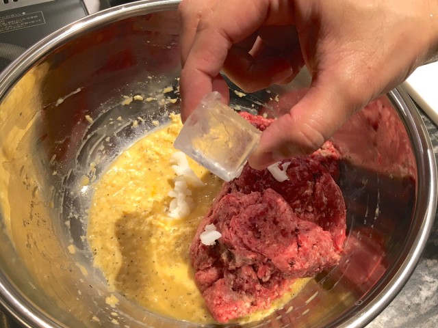 簡単レシピ 名店プロが指南 絶品 肉汁ハンバーグ が普通の材料で作れちゃう コツ 1 2 うまい肉