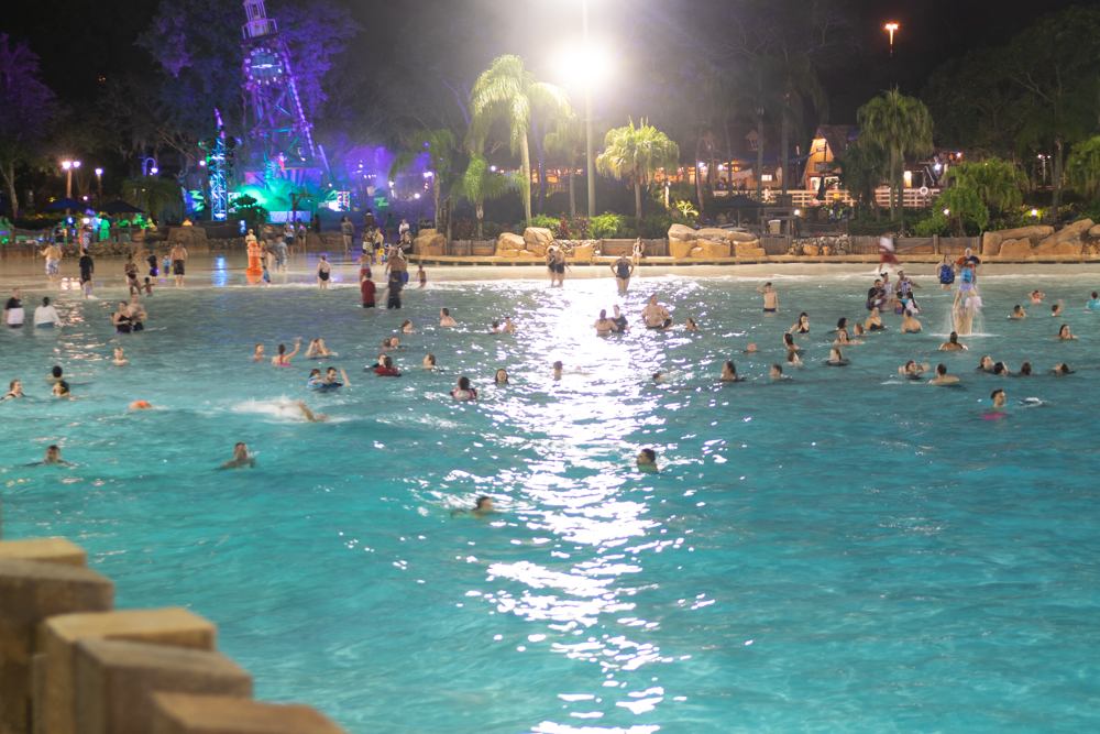 海外ディズニー トイ ストーリーのキャラとナイトプールでパーティー ディズニー タイフーン ラグーン H2oグロウナイト 写真 12 22 ディズニー特集 ウレぴあ総研