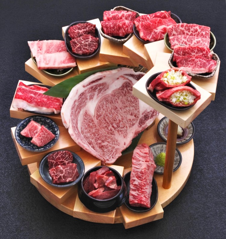 焼肉 超インパクトの 厳選黒毛和牛 12段盛り 肉の 富士山 を食い尽くせ うまい肉