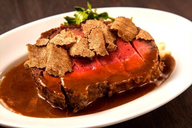 トリュフのせ 厚切りローストビーフ 5種の熟成肉 が楽しめる 肉バル新店が品川にグランドオープン うまい肉